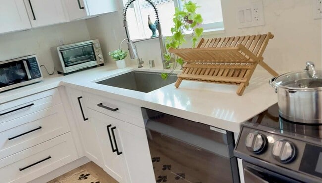 Building Photo - Beautiful Fully Furnished Home in Garden G...