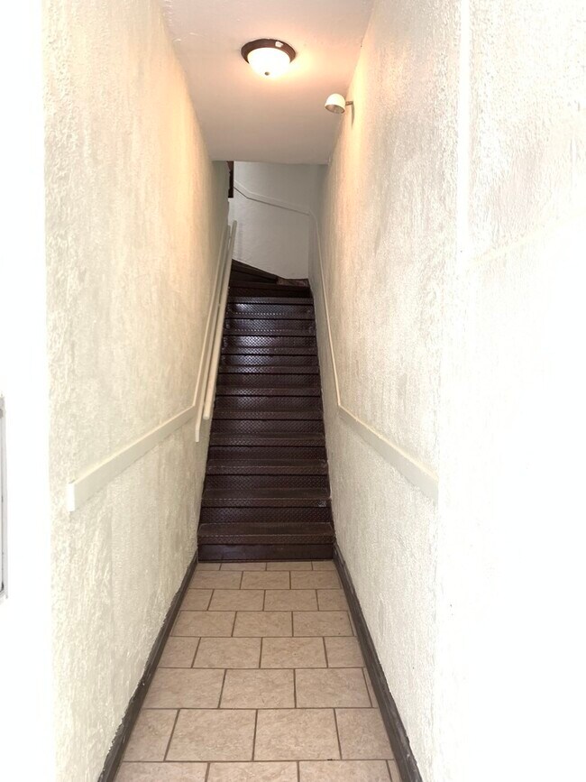 Building Photo - 4421 N Broadway