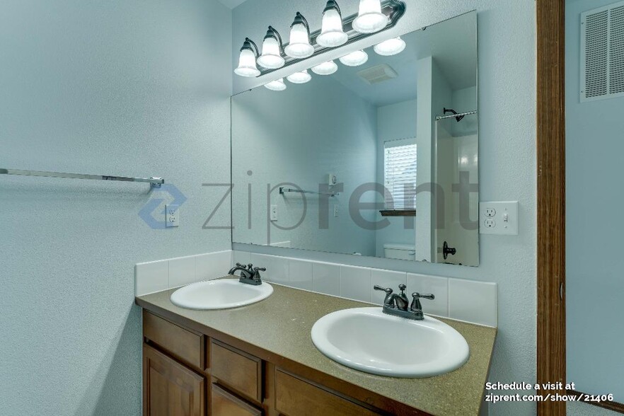 Building Photo - Unit