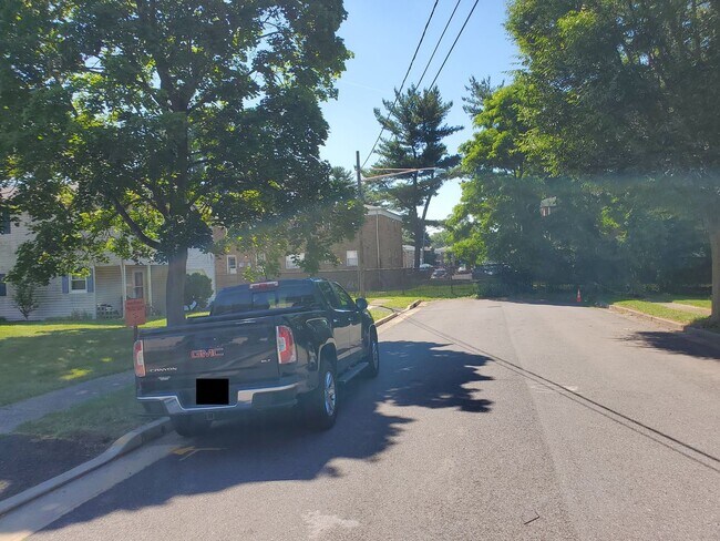 Building Photo - Single family, bi-level home with 4-bedrooms (one bedroom on ground level), 2.5 bathrooms, attach...