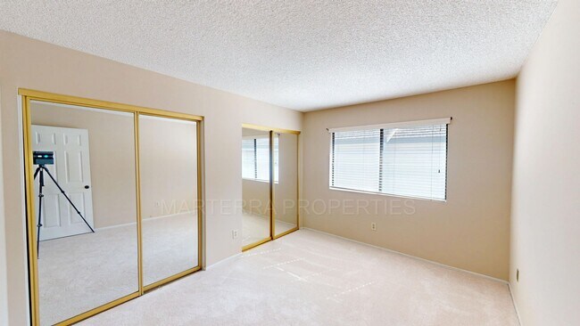 Building Photo - 3 Bed/2.5 Bath Townhome In Eastside Costa Mesa!