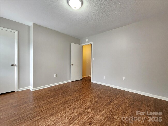 Building Photo - 2105 Bertha St