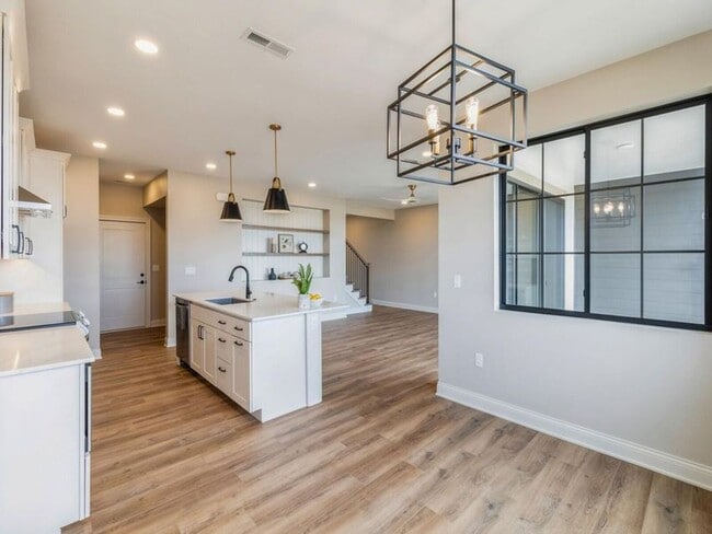 Building Photo - 2017 Lacey Dr