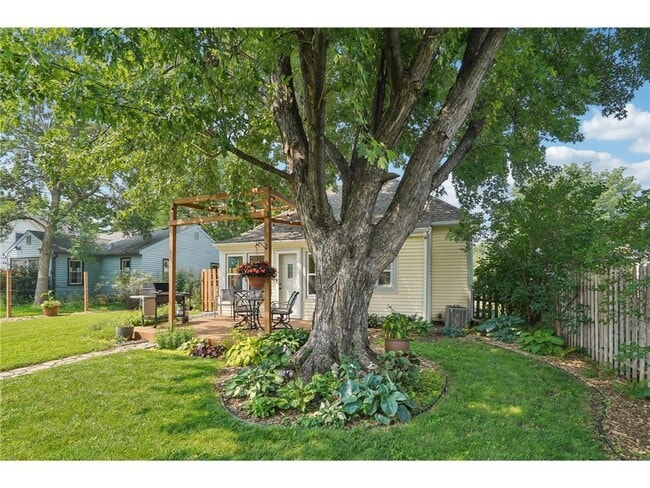 Building Photo - 209 8th Ave N