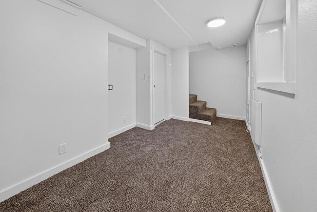 Building Photo - 1503 E Wellesley Ave