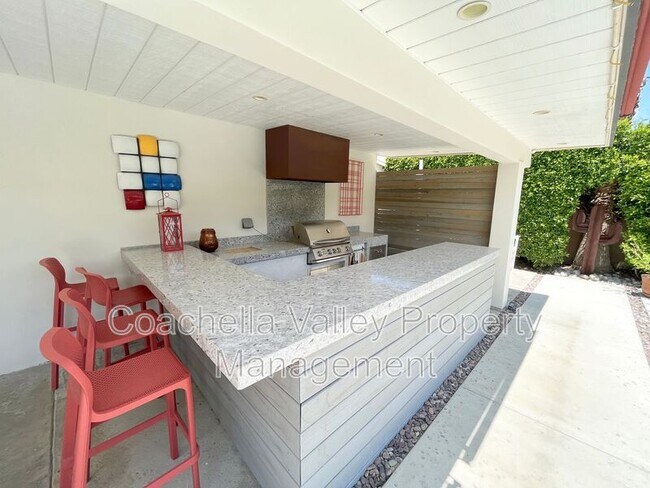 Building Photo - 2885 E Venetia Rd