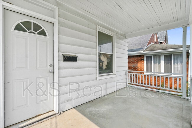 Building Photo - 814 Summit St