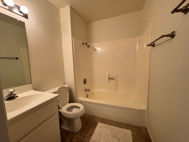 Building Photo - Beautiful bright townhome in Tierrasanta