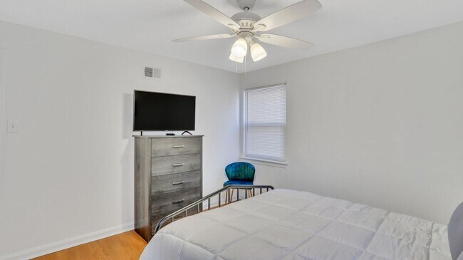 Building Photo - Beautifully renovated Move-in Ready 2bed 1...