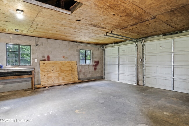 Building Photo - 8002 Watterson Trail
