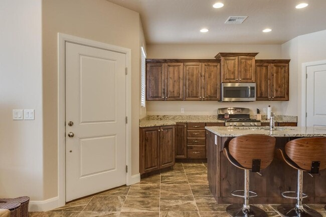 Building Photo - Spacious 3 Bedroom Home