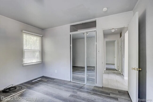 Building Photo - 10631 Saratoga St