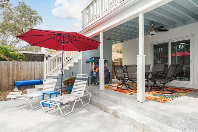 Building Photo - 1417 Poinsettia Ave