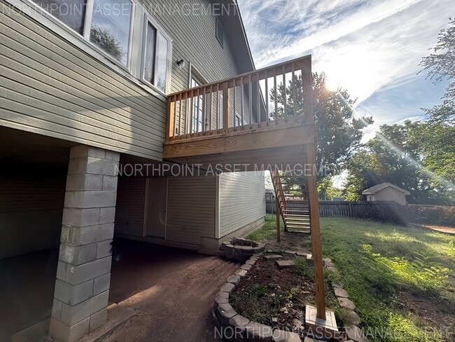 Building Photo - 4 bed, 3 bath, spacious home available now!