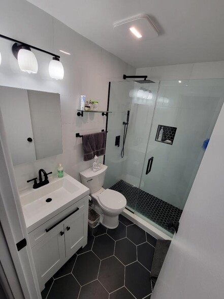 Recently renovated bathroom - 3900 N Pine Grove Ave