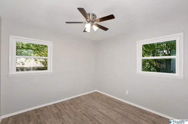 Building Photo - THREE BEDROOM/ONE BATH - CONVENIENT LOCATION!