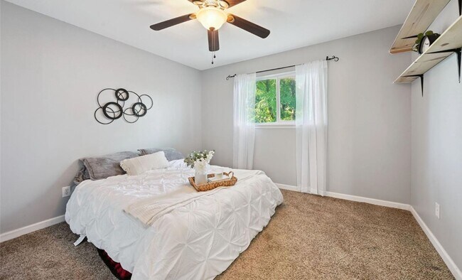 Building Photo - Beautiful 3 Bed, 2 Bath Split-Level Home w...