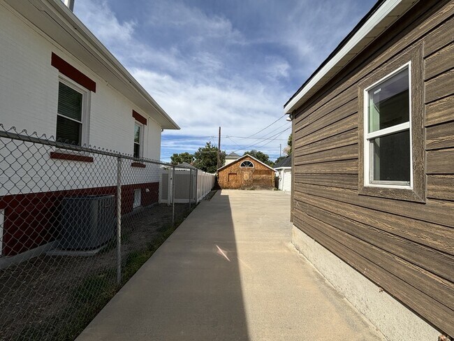 Building Photo - 119 E Leslie Ave