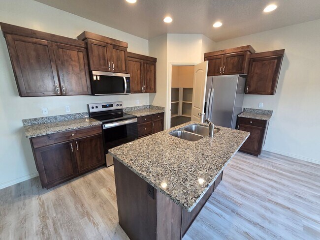 Building Photo - Large 4 Br - like new under $2k!