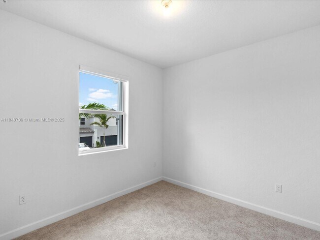 Building Photo - 106 SW 184th Ave