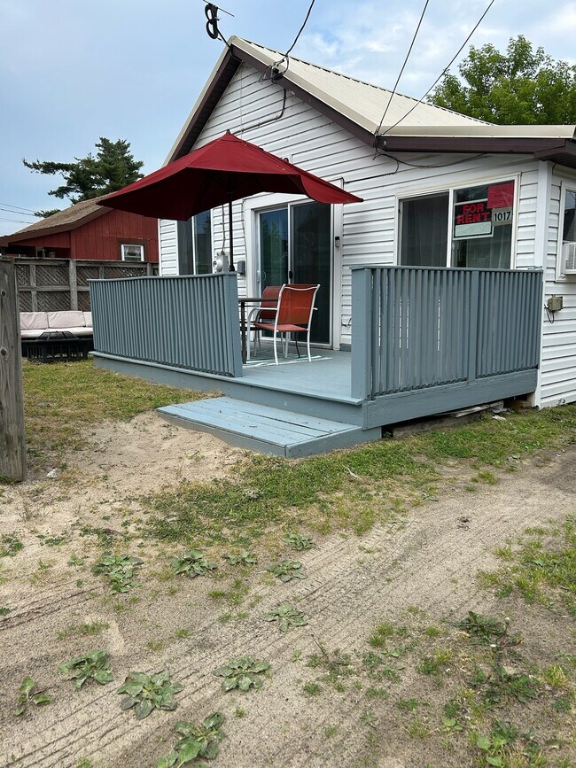 Building Photo - 1017 S Shore Dr