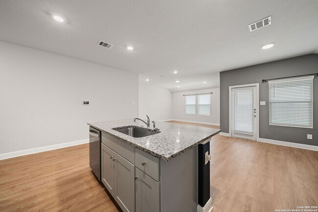 Building Photo - 1080 Amble Oak