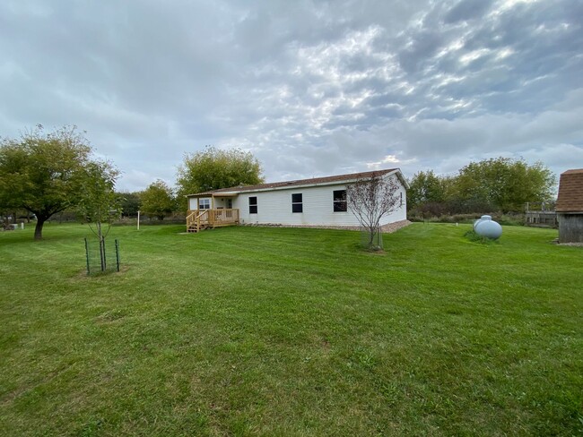 Building Photo - Hill Top Country Home