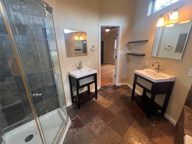 Building Photo - 1038 E 43rd St