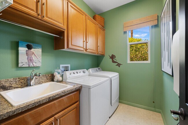 Building Photo - 61185 Soaptree Dr