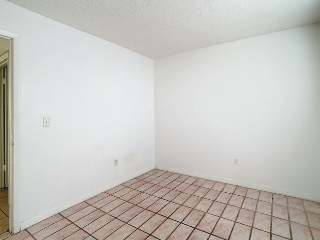 Building Photo - 712 E Floribraska Ave