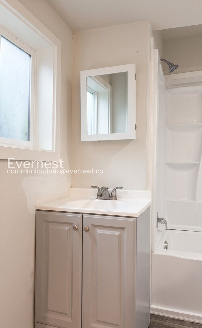 Building Photo - 2-Bed/1-Bath Town Home/ Available Now!
