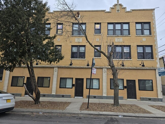 Building Photo - 6406 N Mozart St