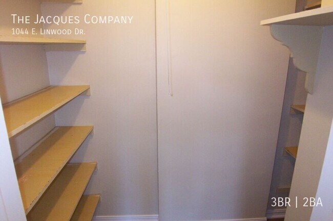 Building Photo - 1044 E Linwood Dr