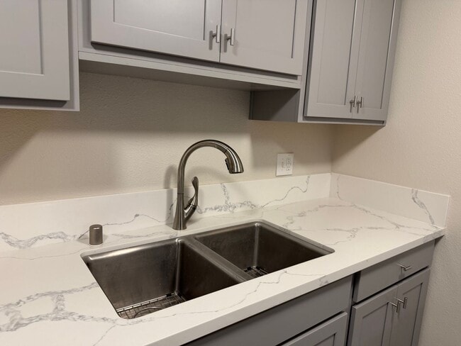 Building Photo - 5419 E Knoll Dr