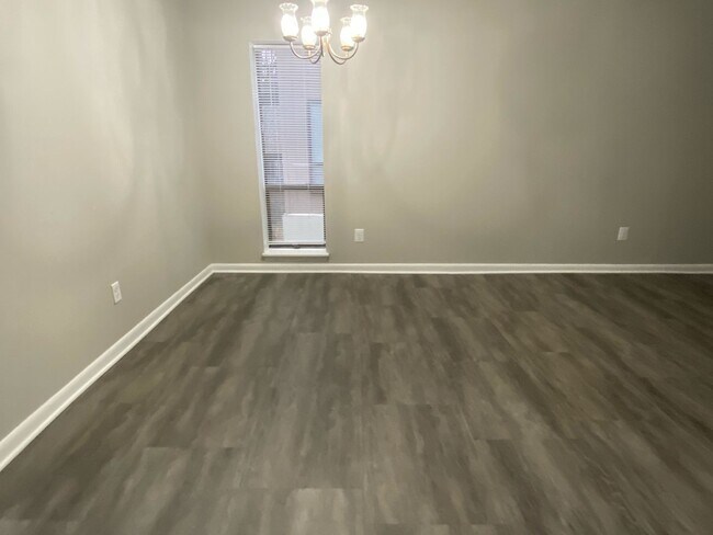 Building Photo - 611 Pine Ridge Pl