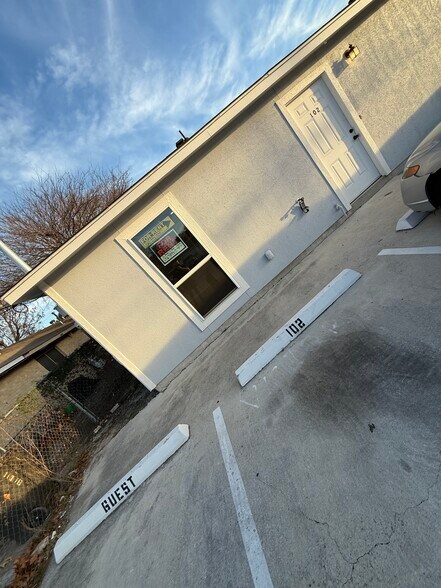 Building Photo - 11114 Baywood St