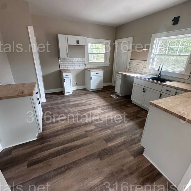 Building Photo - 420 S Osage St