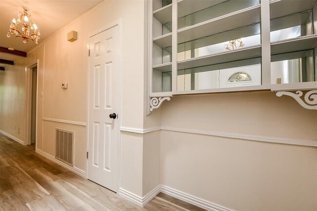 Building Photo - 162 Bluebonnet St