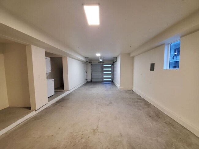 Building Photo - 4 bed 3 bath condo unit