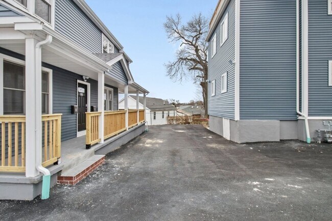 Building Photo - 66R Stanley St