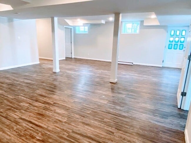 Building Photo - Great 4 Bedroom House