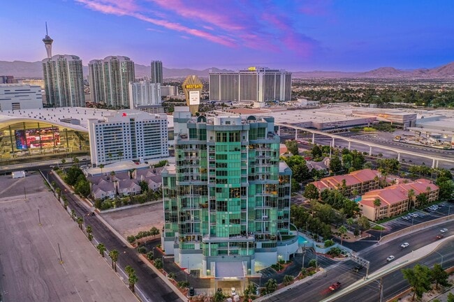 Building Photo - Absolutely stunning high rise loft at Metr...