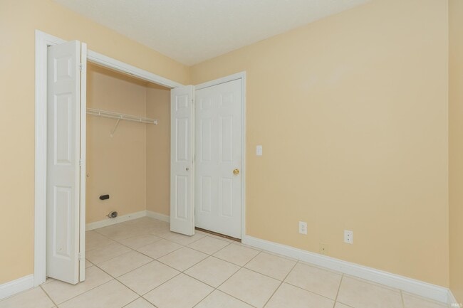 Building Photo - 10599 Tecumseh Dr