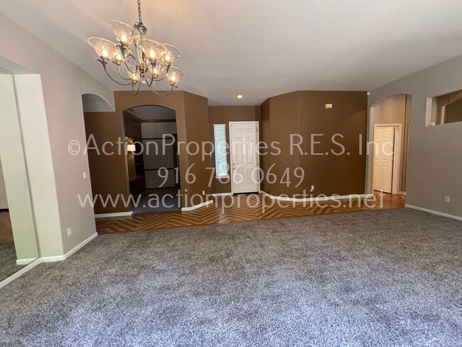 Building Photo - Single Story, Possible In-law or Great Hom...