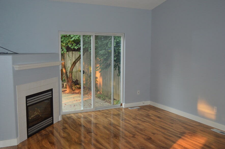 Family room - 16541 Southwest Daylily Street
