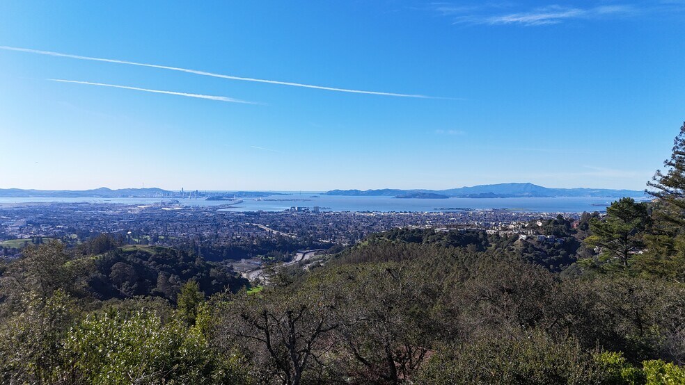 Building Photo - 6100 Skyline Blvd