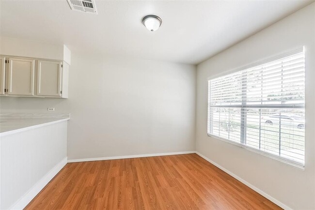 Building Photo - 5514 Vickita Dr