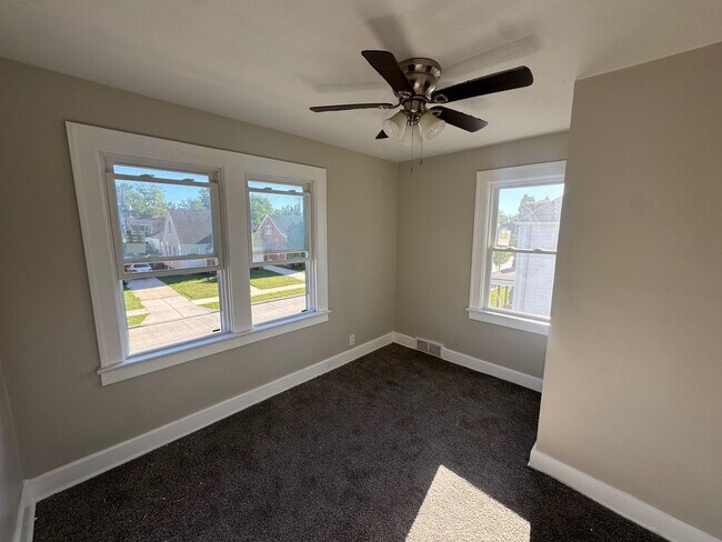 Building Photo - Charming 3-Bedroom Property in Prime Location