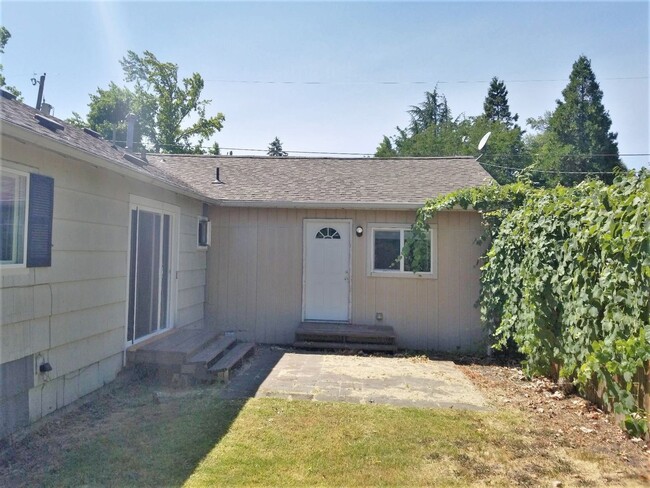 Building Photo - South Campus 5 bedroom home half a block f...