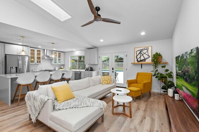 Building Photo - 8806 Ridgehill Dr